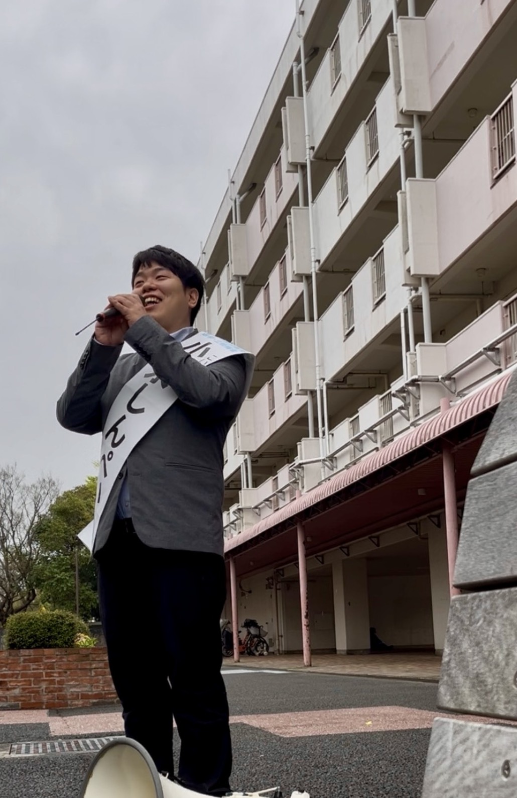 団地前でのマイク演説