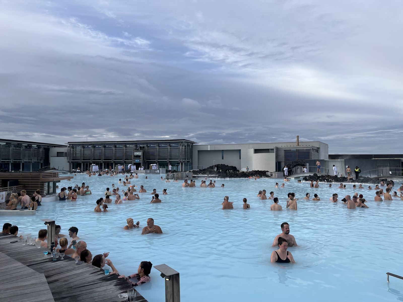 青白いお湯が広がる温泉ブルーラグーン