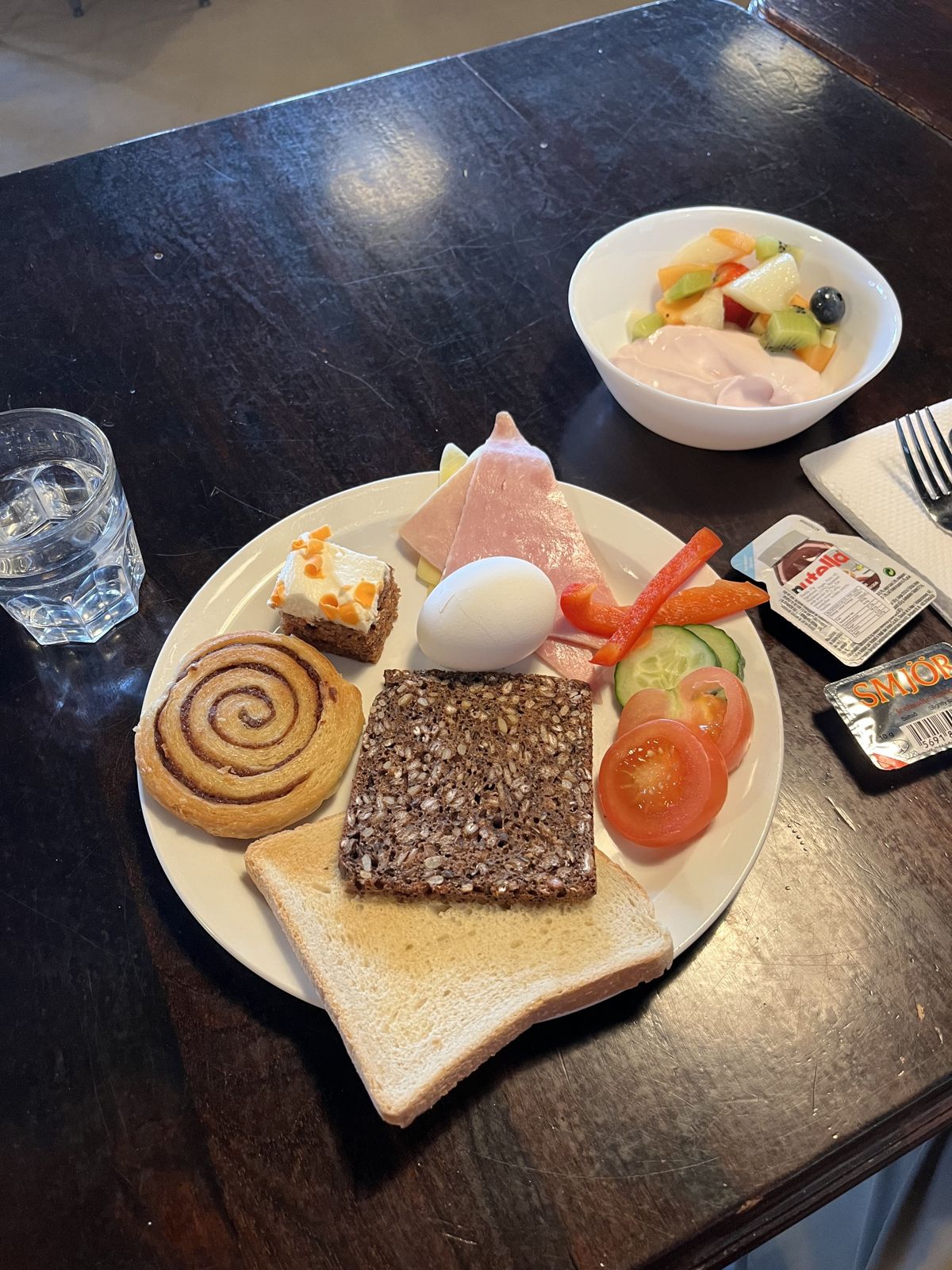 ホステルの朝食。パンやワッフル、タラの卵のペーストなど