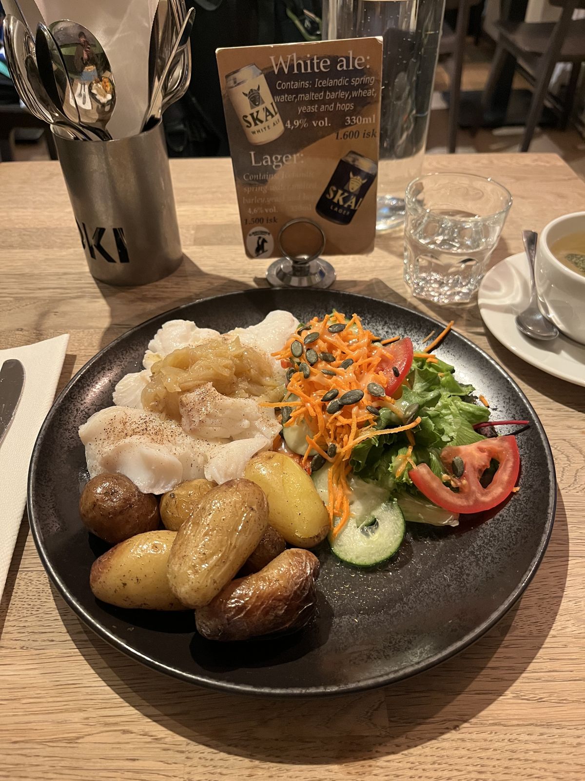 cafe Lokiで食べたタラがメインのアイスランド伝統料理のプレート