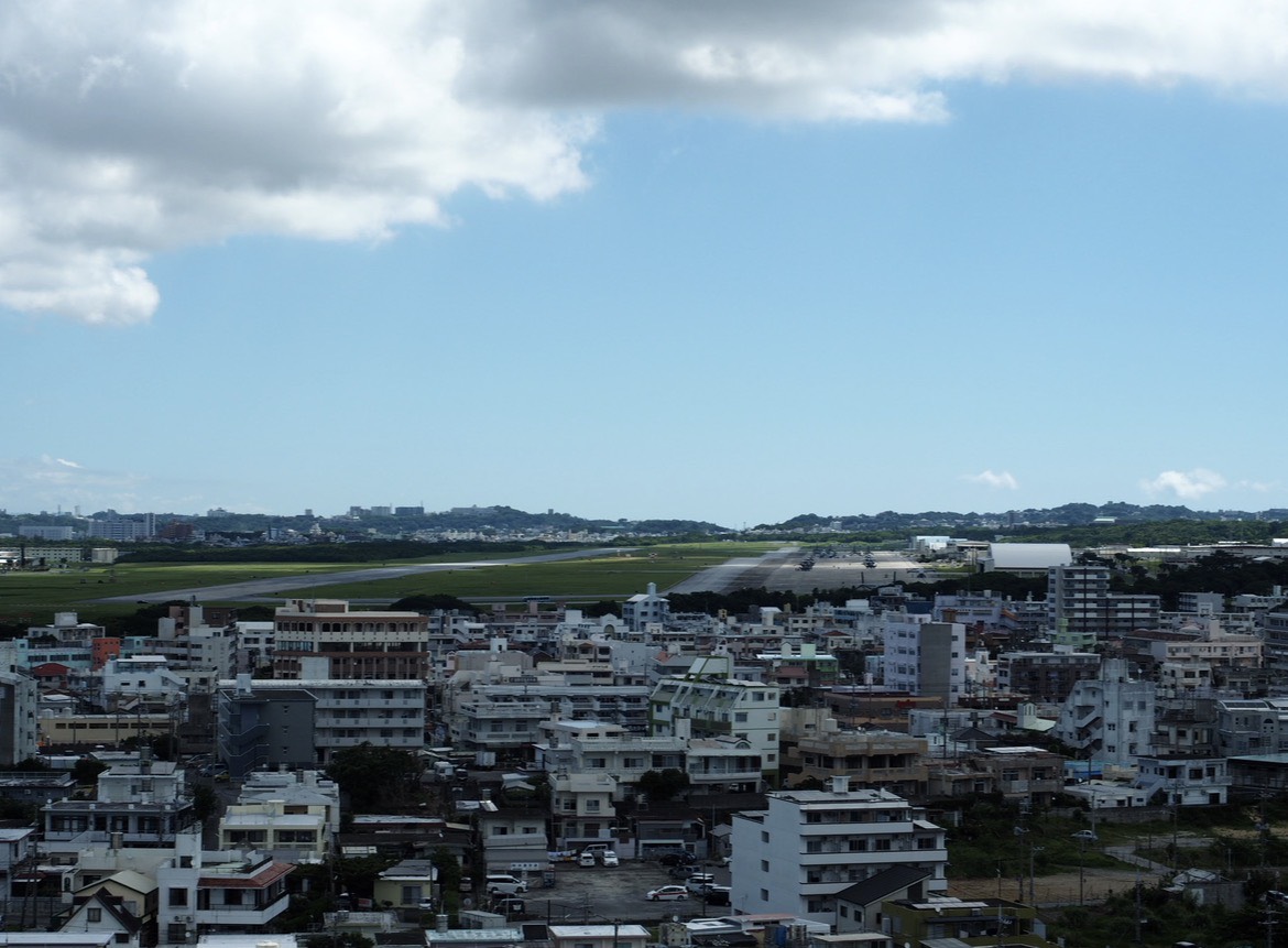嘉数高台の展望台から見た普天間基地。住宅街の真ん中に滑走路が広がる