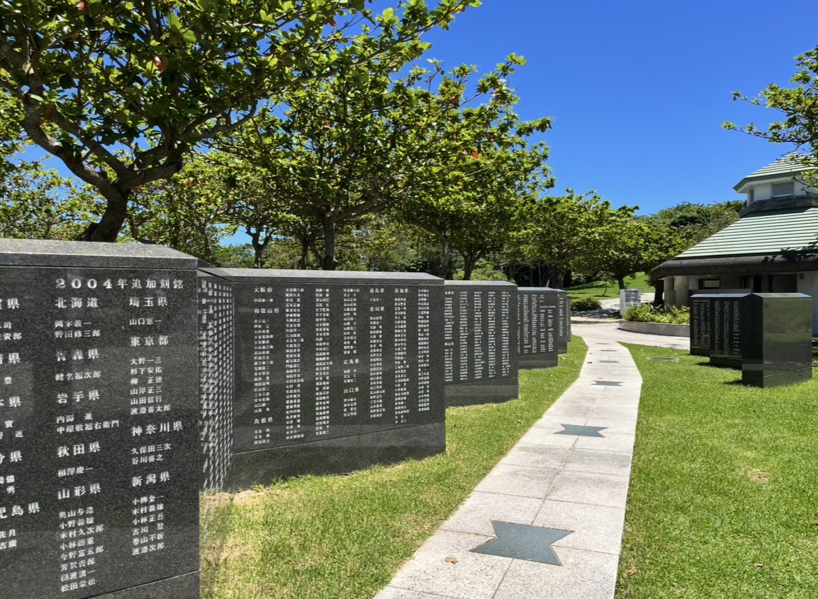 平和の礎。沖縄戦で亡くなった人々の名前が県別に刻まれている