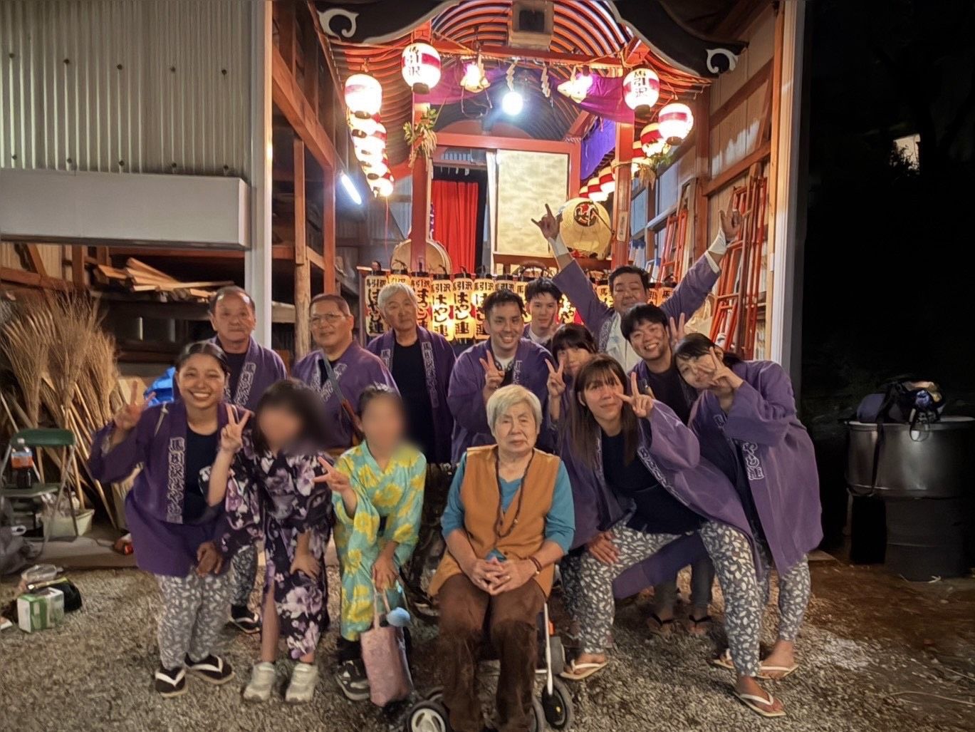 諏訪神社例大祭で馬引沢はやし連のメンバーと集合写真