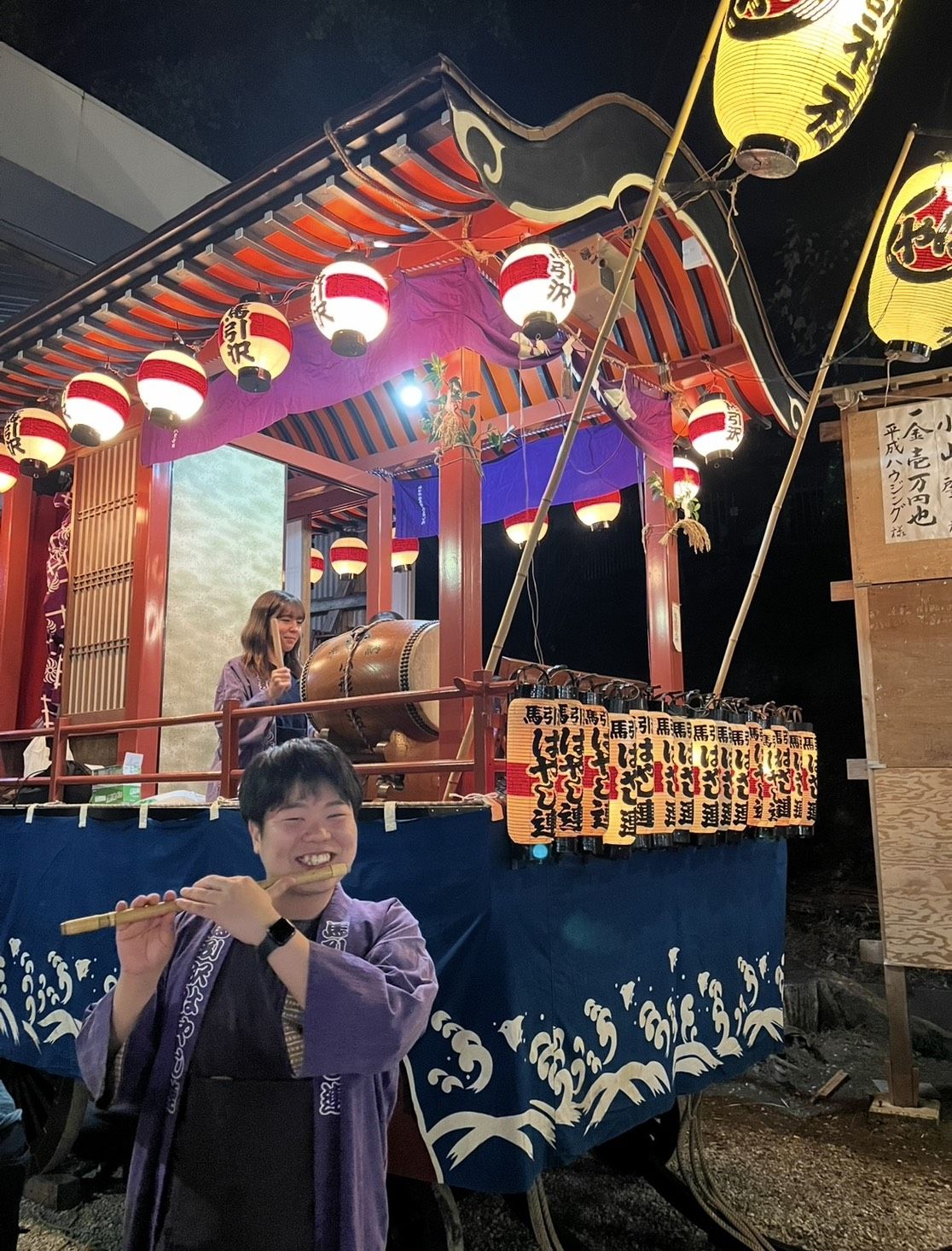 山車の前で篠笛を吹く小泉しんぺい
